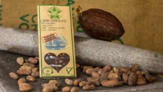 Nigra Ĉokolado 70% kakao kun kakaoniboj