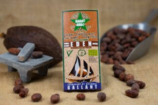 Nigra Ĉokolado 70% kakao kun migdaloj